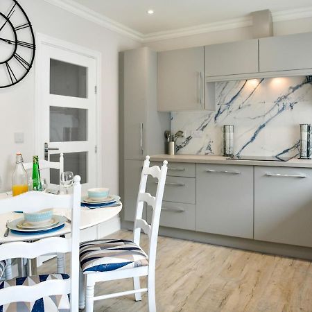 Pass The Keys Newly Refurbished Modern Bungalow - Pets Welcome Villa สวอนซี ภายนอก รูปภาพ
