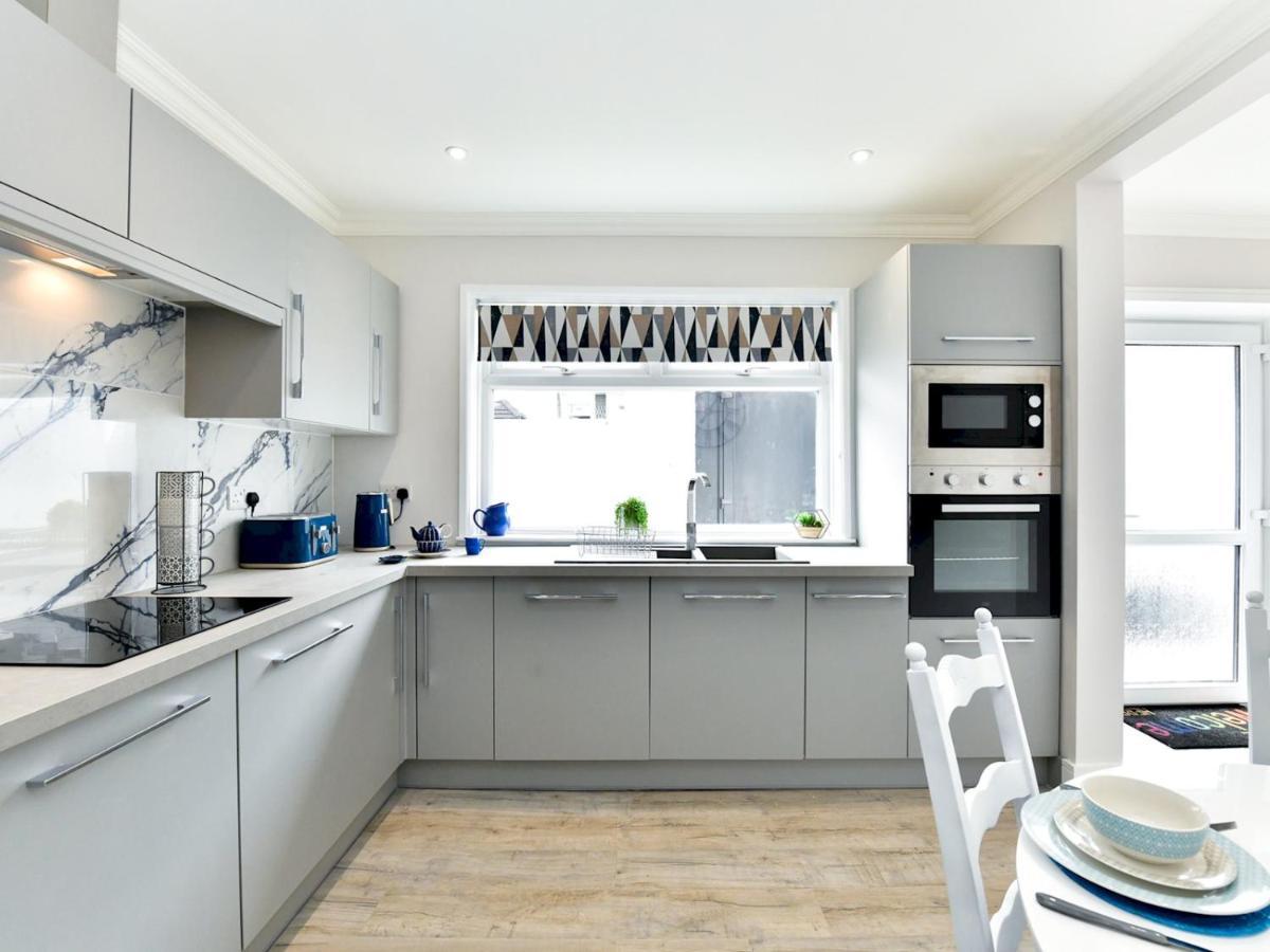 Pass The Keys Newly Refurbished Modern Bungalow - Pets Welcome Villa สวอนซี ภายนอก รูปภาพ